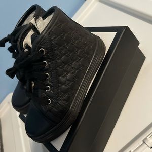 Used boy Gucci shoes size 25